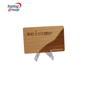 Innovative Visitenkarte aus Holz
